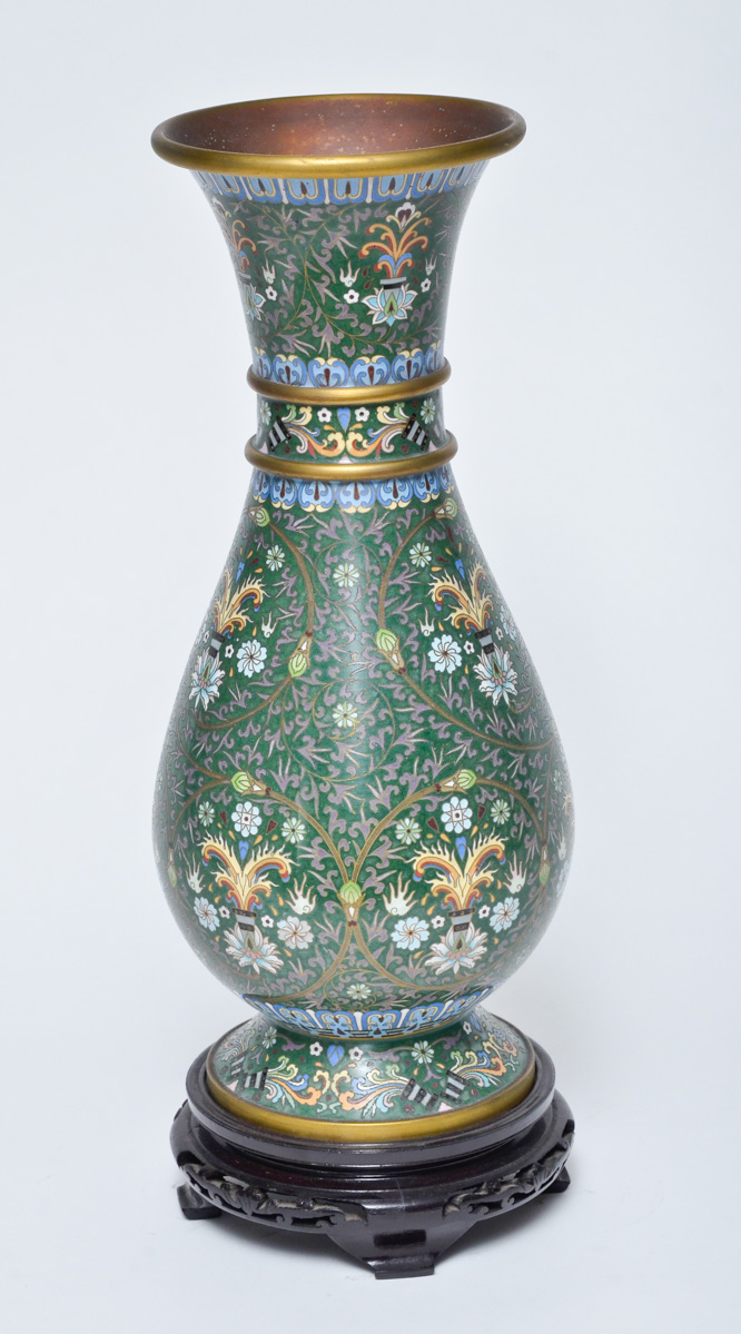 Vaso de cloisone verde floral com peanha de madeira. Alt.total 44 cm.