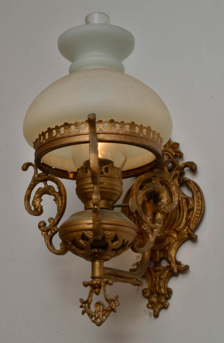 Lanterna de parede de metal dourado com cúpula de opalina. Alt. 38 cm.