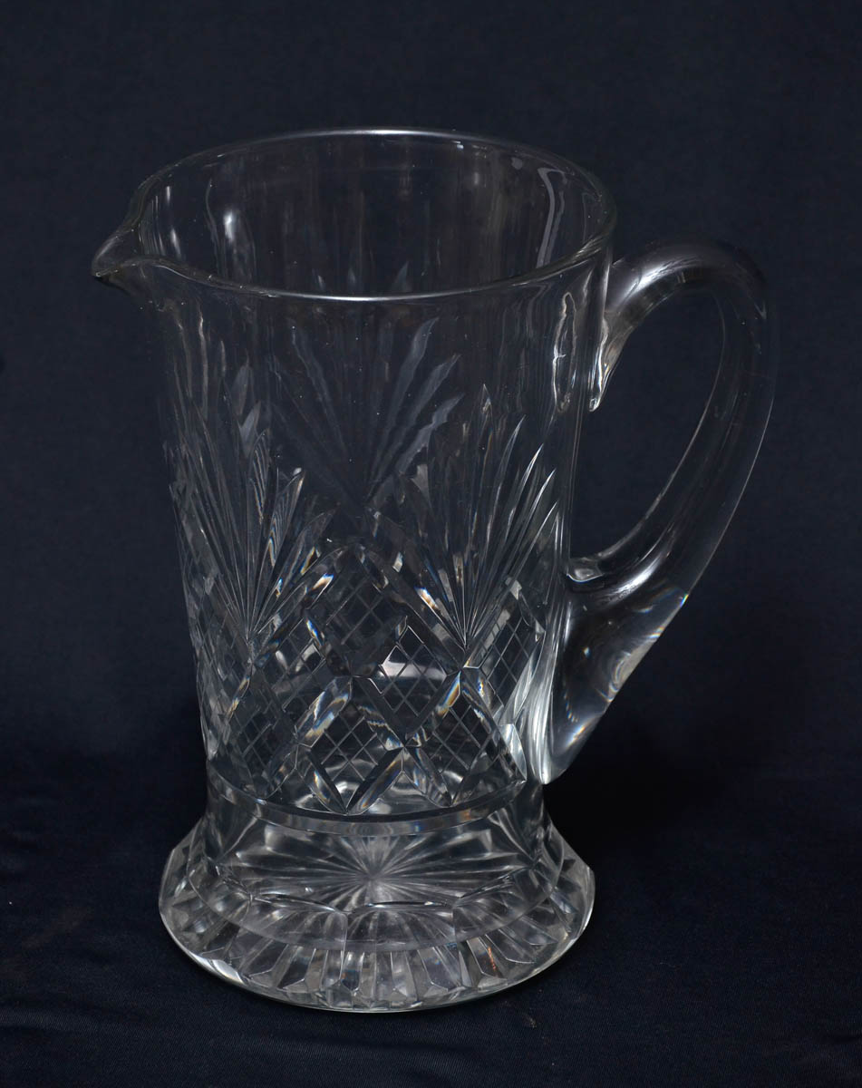 Jarra para água de cristal europeu lapidado. Alt.21 cm.