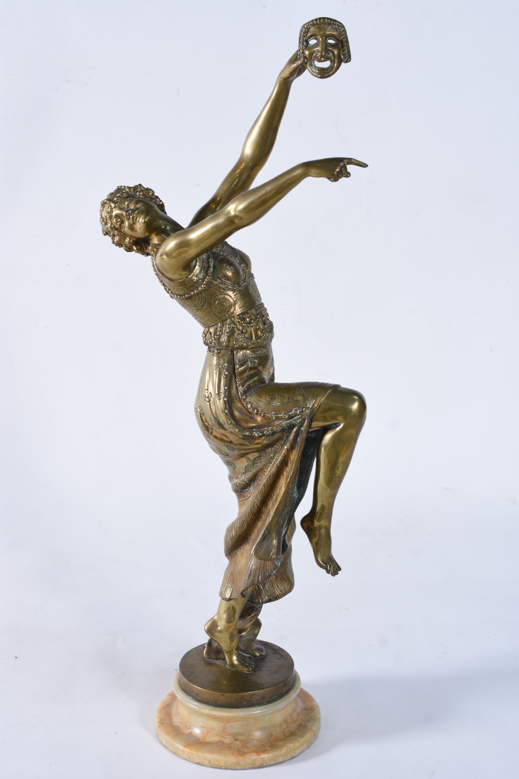 Escultura de bronze representando "dançarina segurando máscara"... - foto 1 de 8