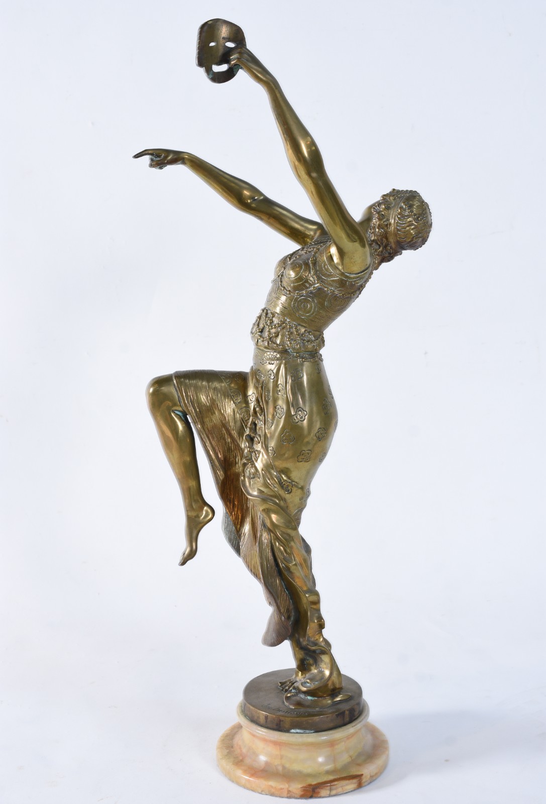 Escultura de bronze representando "dançarina segurando máscara"... - foto 2 de 8