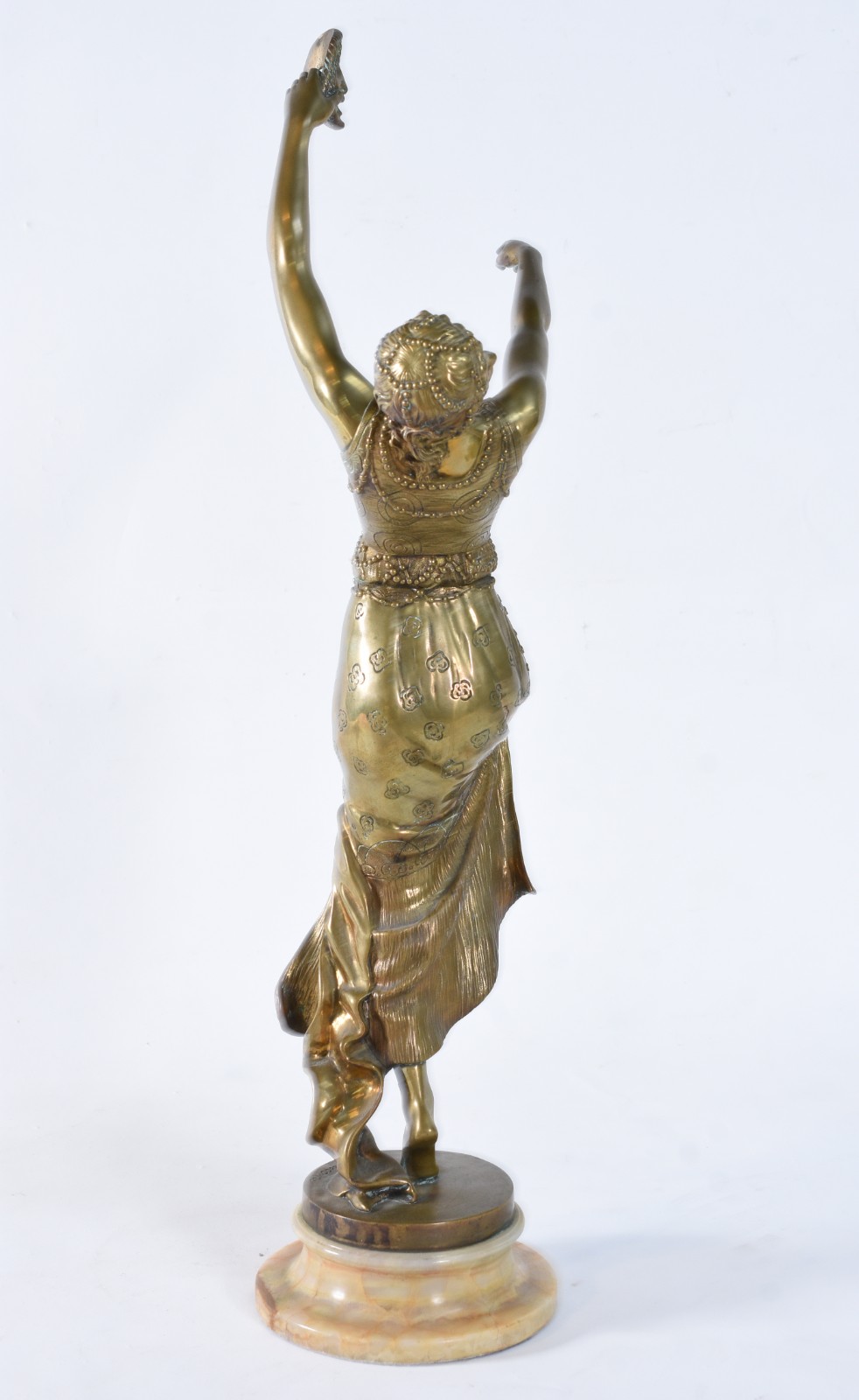 Escultura de bronze representando "dançarina segurando máscara"... - foto 3 de 8