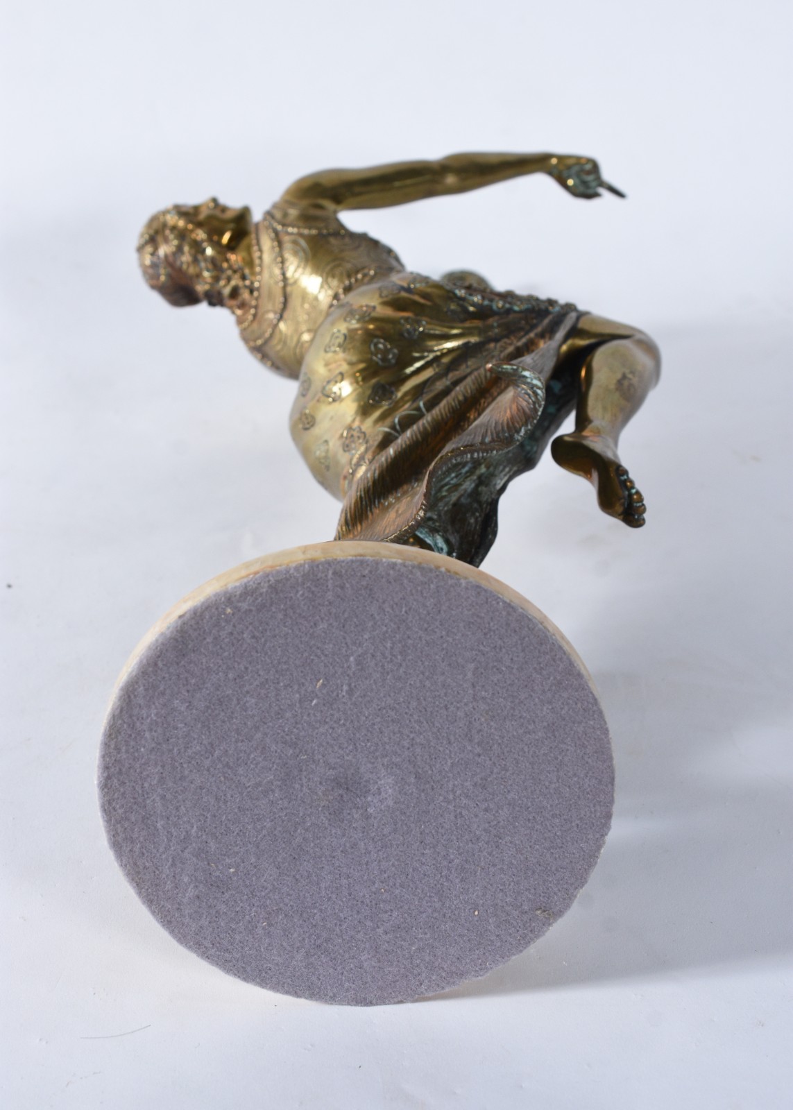 Escultura de bronze representando "dançarina segurando máscara"... - foto 4 de 8