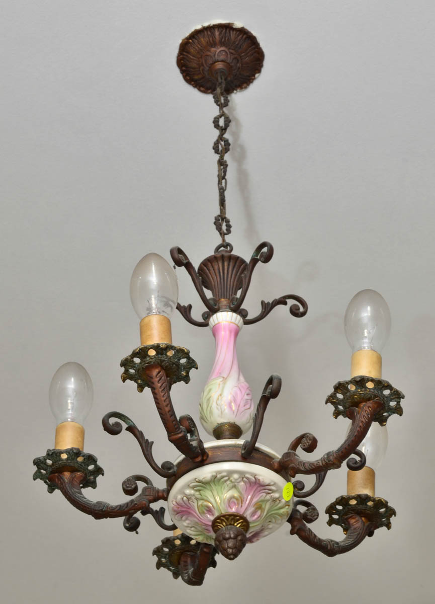 Lustre de metal p/ 5 luzes de porcelana na cor verde e rosa. Alt. 86...