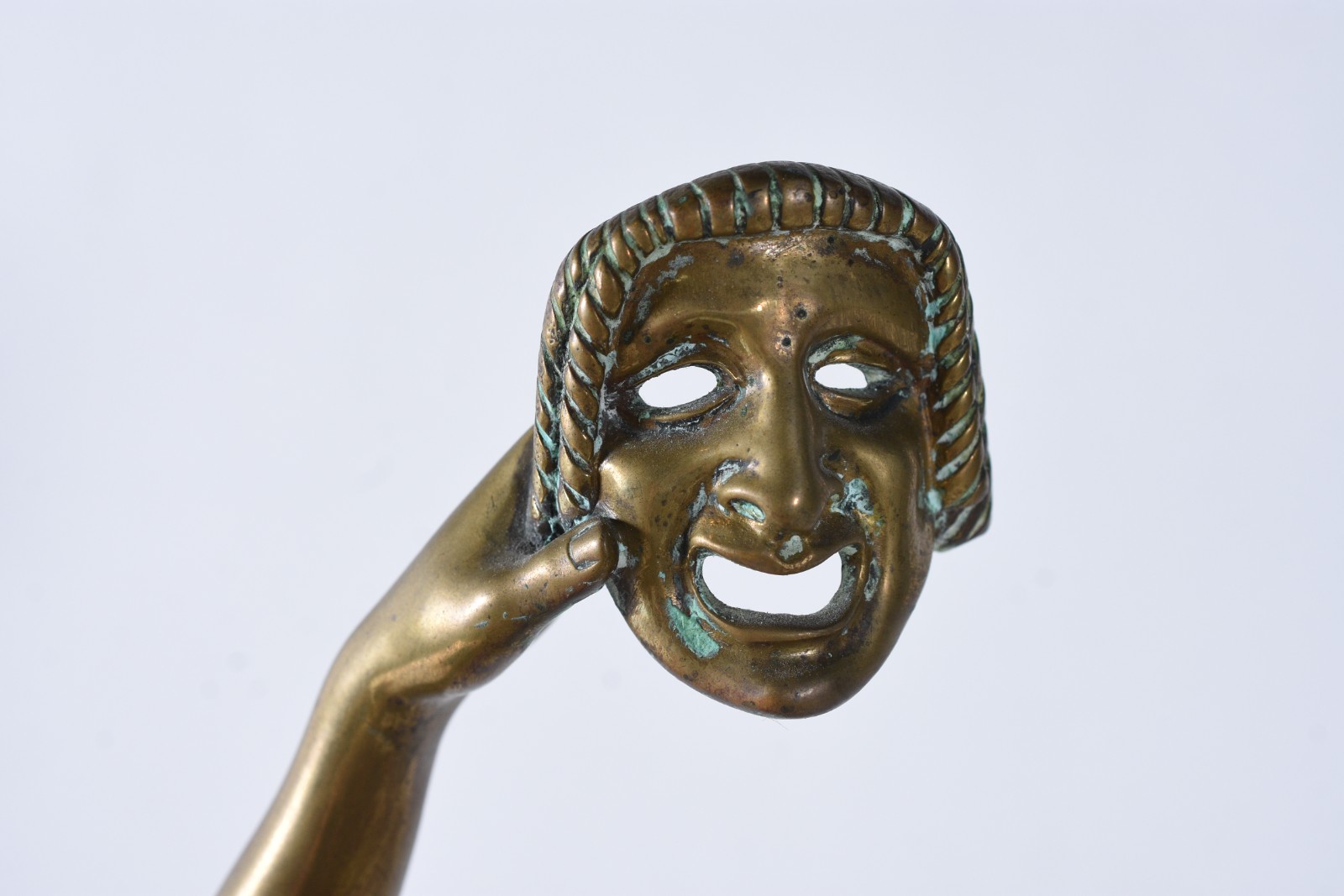 Escultura de bronze representando "dançarina segurando máscara"... - foto 6 de 8