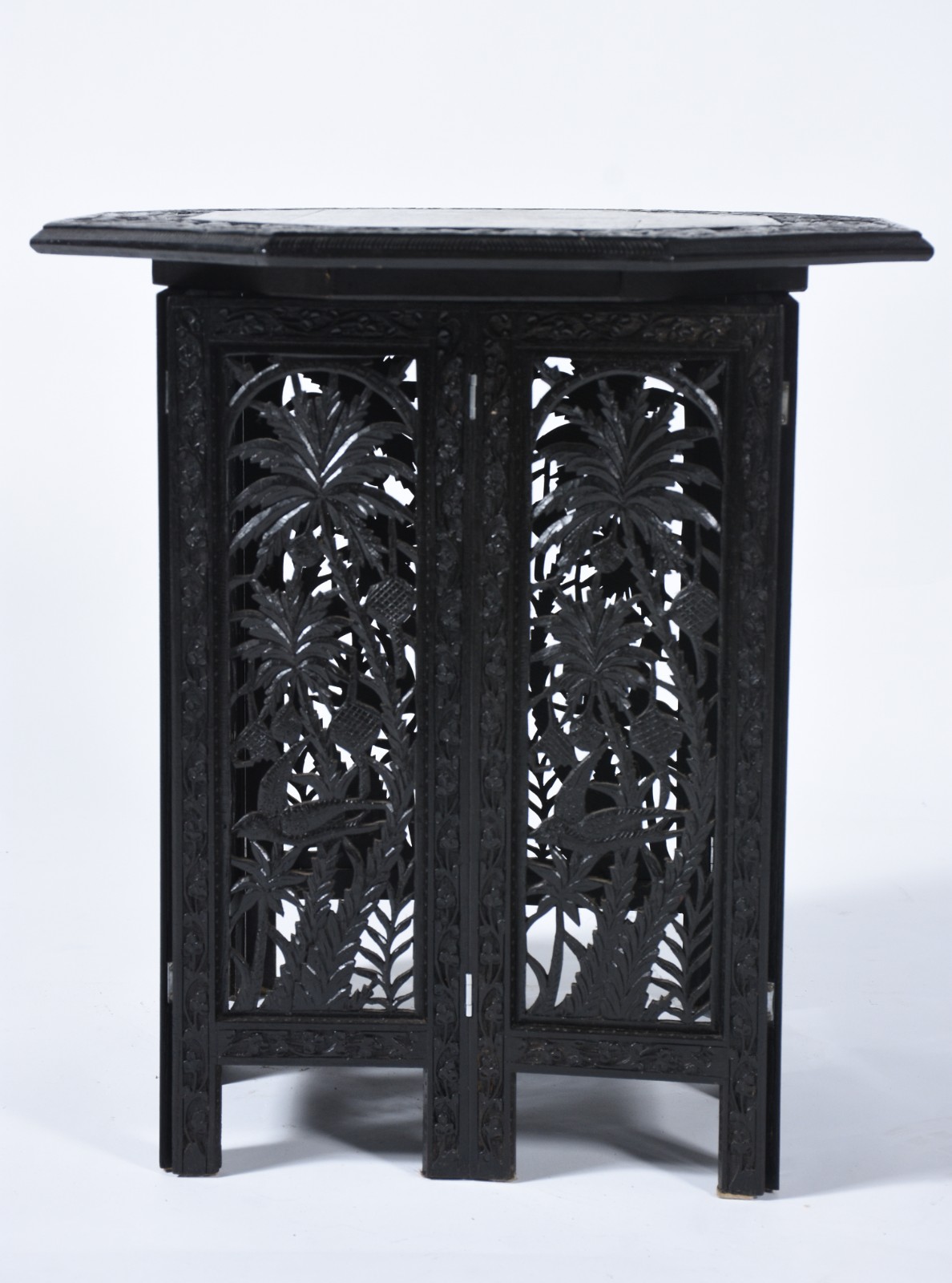 Mesa auxiliar de madeira nobre, estilo oriental, base entalhada e... - foto 2 de 7