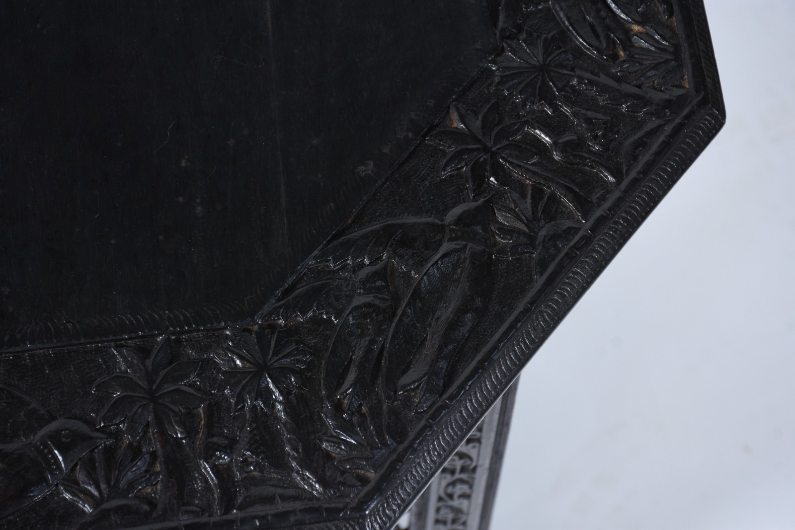 Mesa auxiliar de madeira nobre, estilo oriental, base entalhada e... - foto 3 de 7