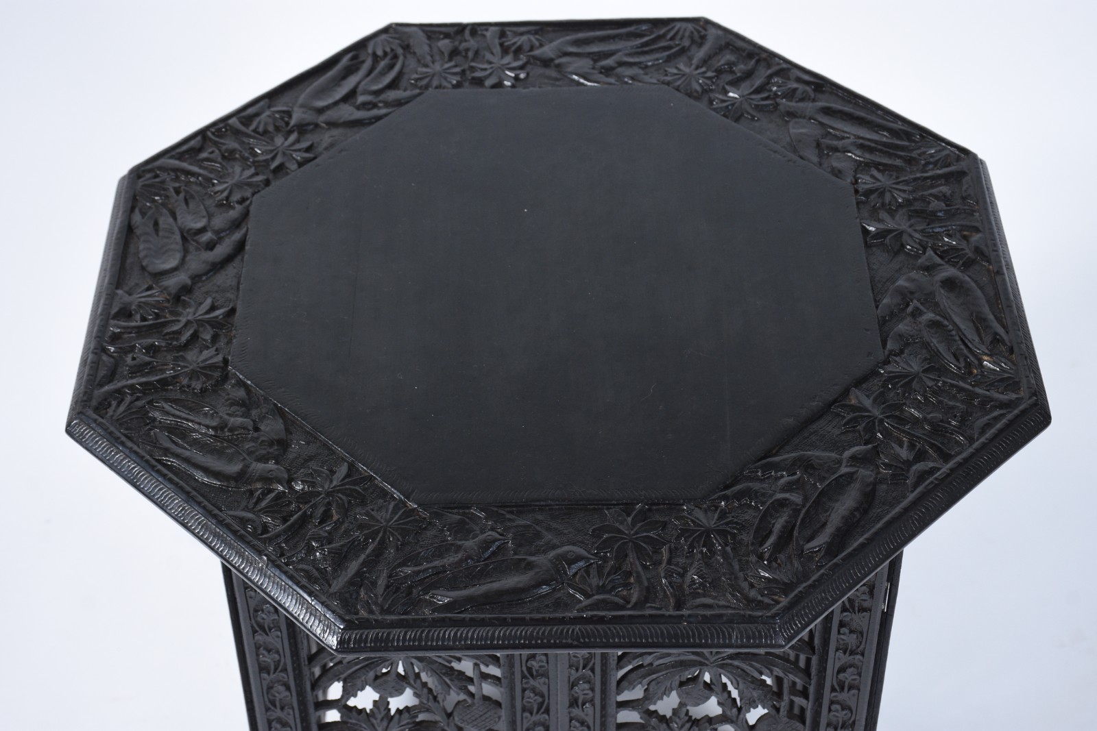 Mesa auxiliar de madeira nobre, estilo oriental, base entalhada e... - foto 4 de 7
