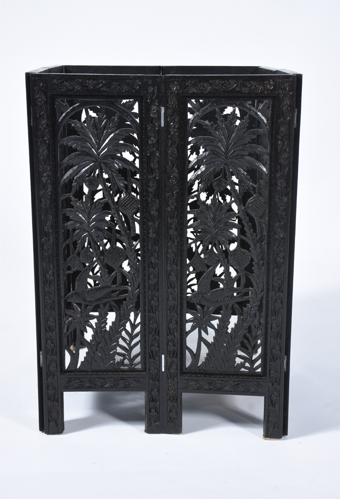 Mesa auxiliar de madeira nobre, estilo oriental, base entalhada e... - foto 5 de 7