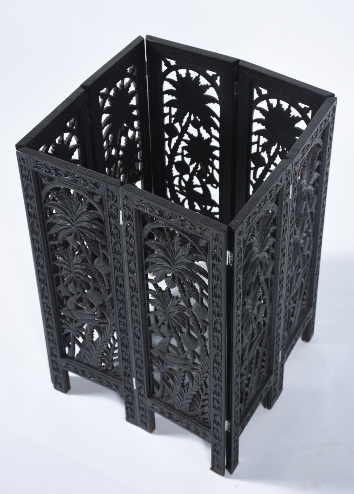 Mesa auxiliar de madeira nobre, estilo oriental, base entalhada e... - foto 6 de 7