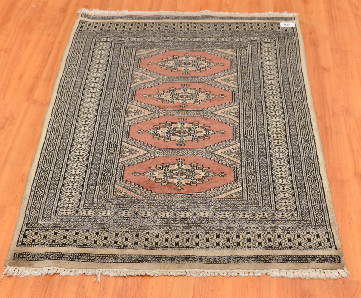 Tapete paquistan. Med. 1,24 x 0,81 m.