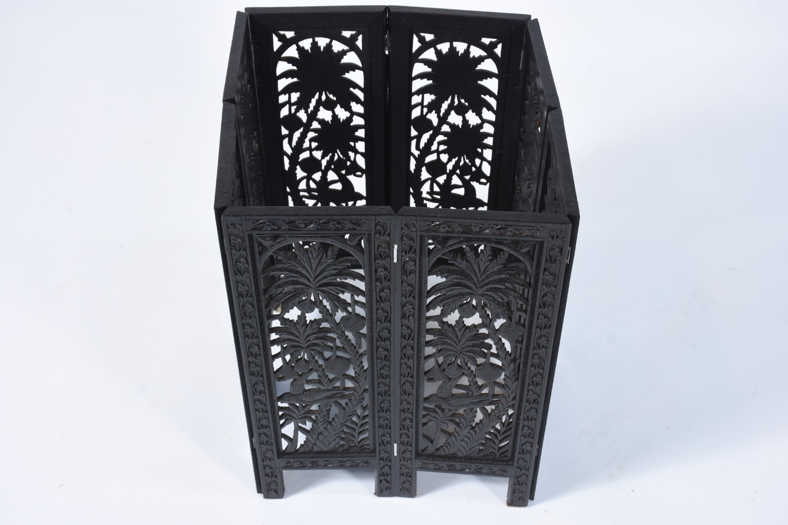 Mesa auxiliar de madeira nobre, estilo oriental, base entalhada e... - foto 7 de 7