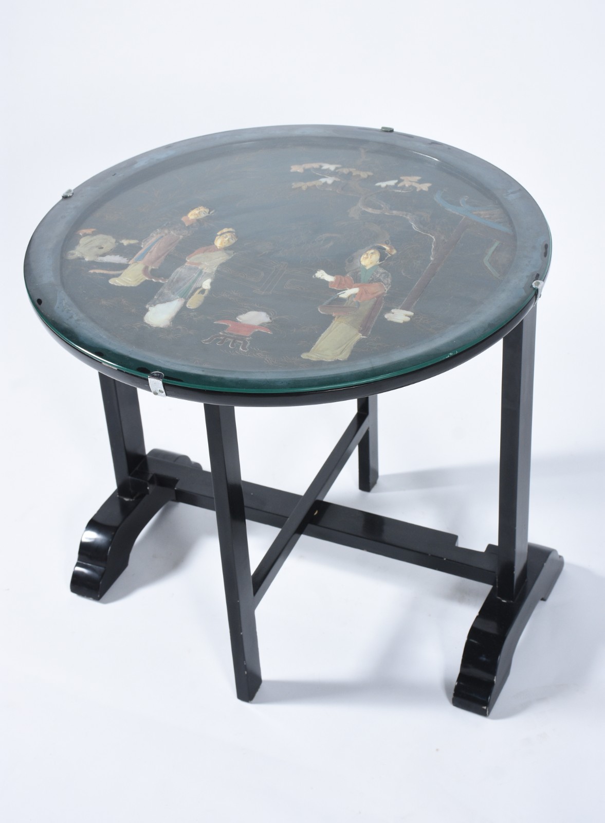 Mesa de lacca negra oriental com tampo circular decorado com figuras... - foto 1 de 8