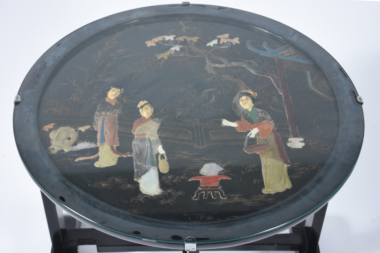 Mesa de lacca negra oriental com tampo circular decorado com figuras... - foto 4 de 8
