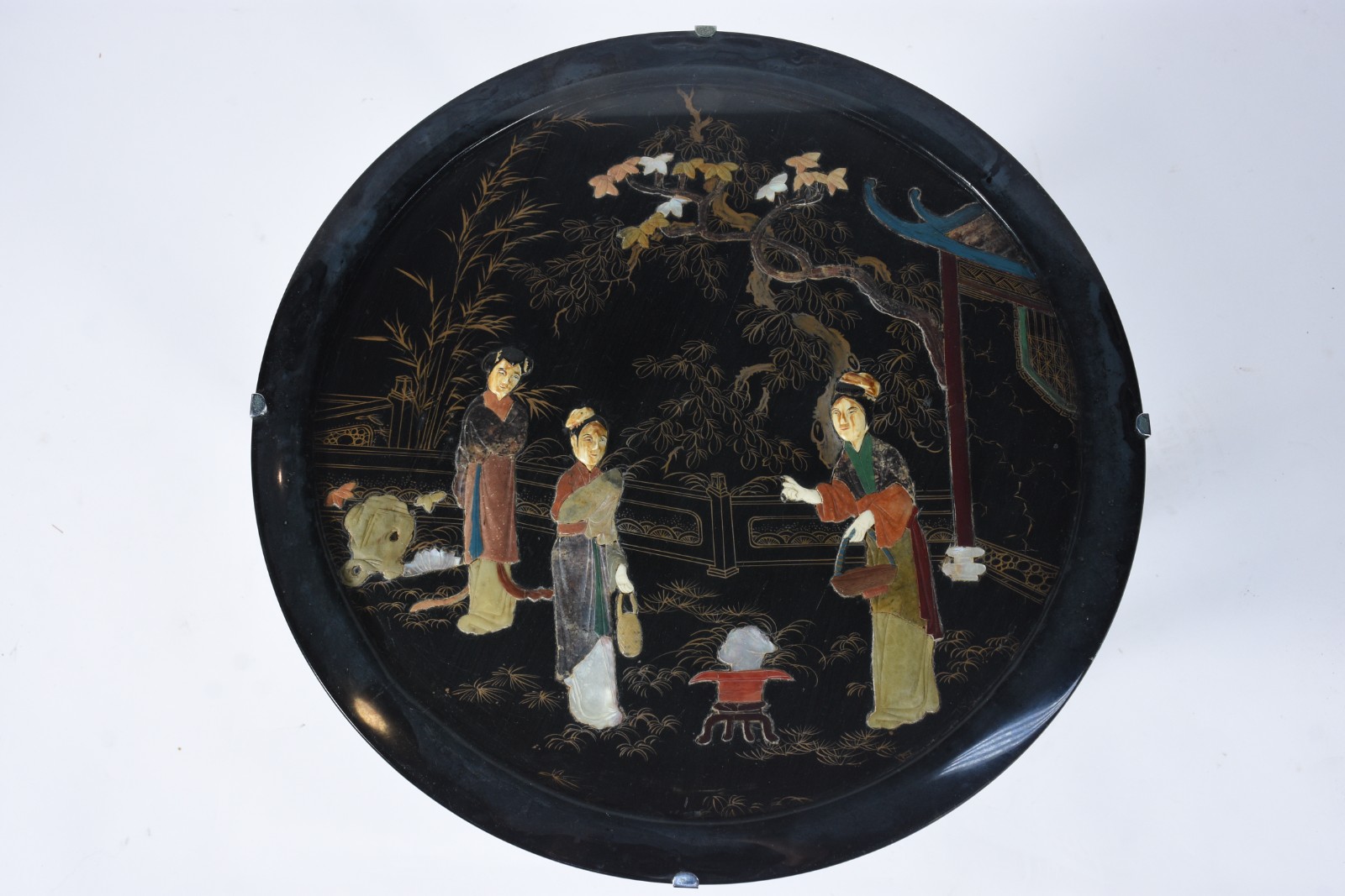 Mesa de lacca negra oriental com tampo circular decorado com figuras... - foto 5 de 8