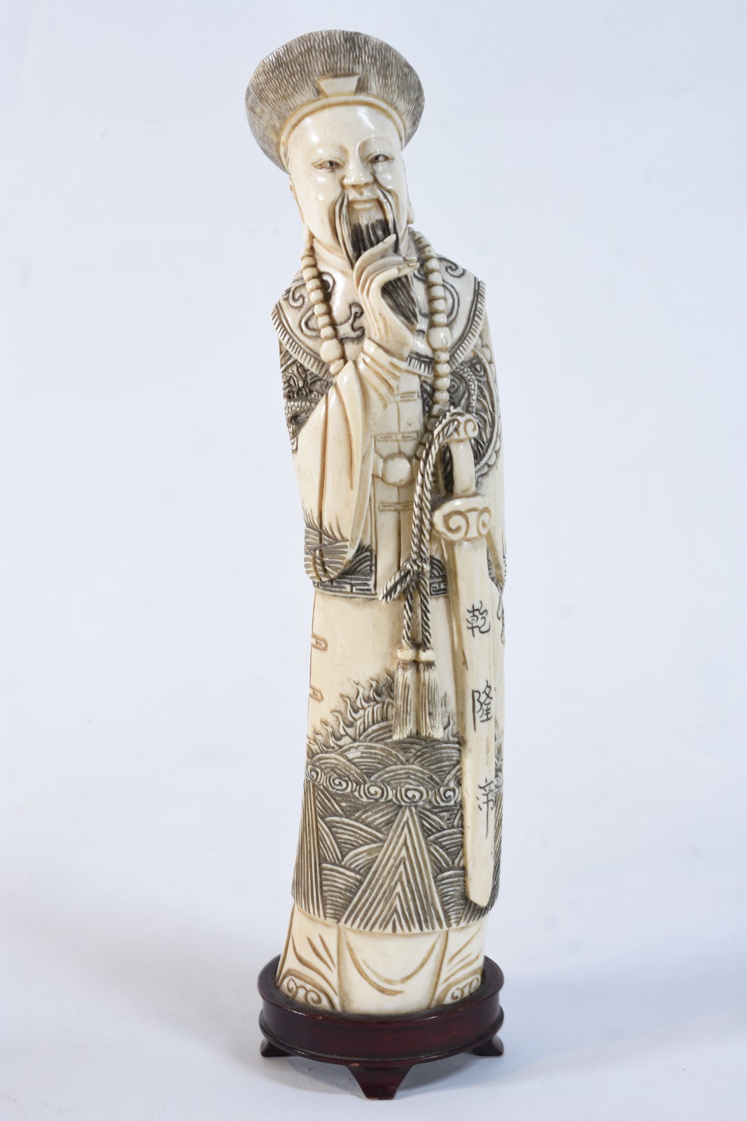Escultura de marfim representando sábio com espada, base de madeira... - foto 1 de 6