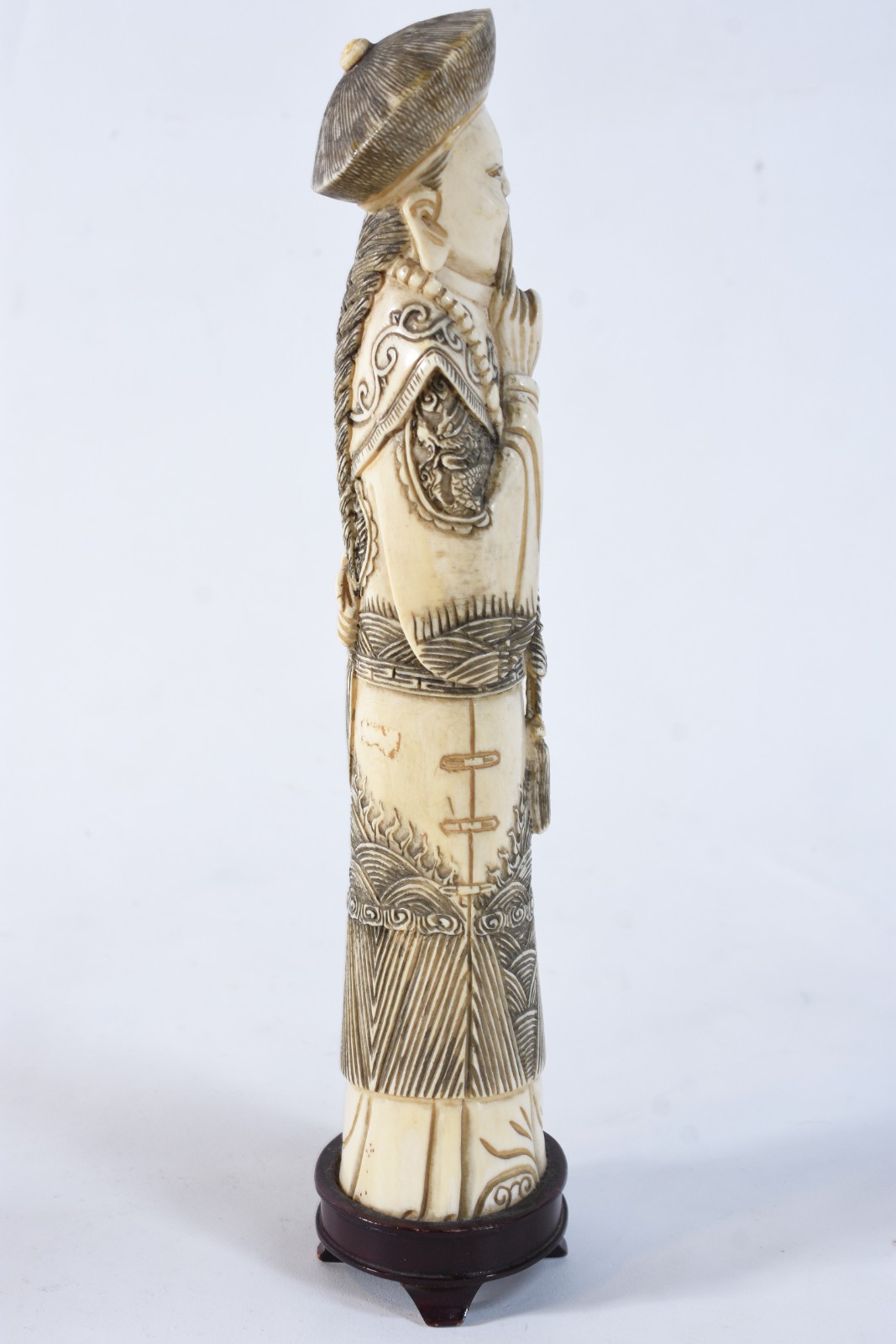 Escultura de marfim representando sábio com espada, base de madeira... - foto 2 de 6