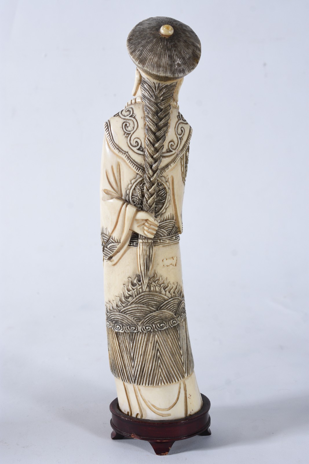 Escultura de marfim representando sábio com espada, base de madeira... - foto 4 de 6