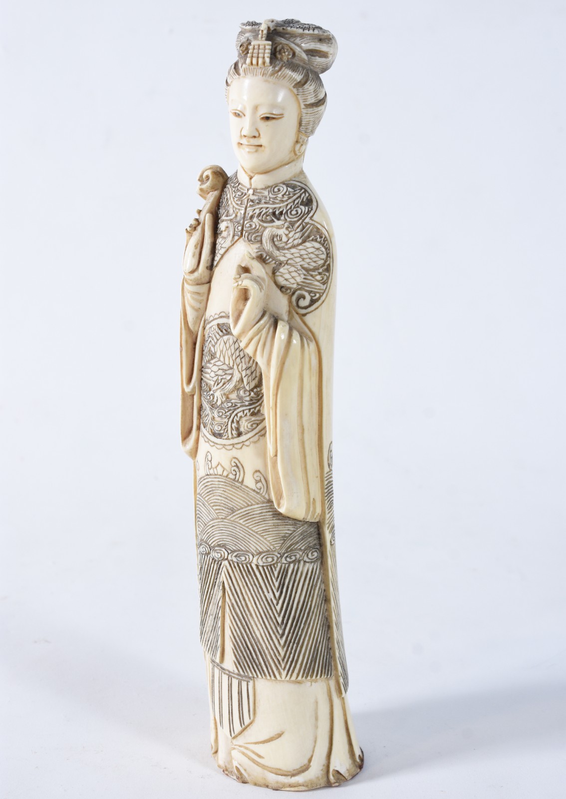 Escultura de marfim representando gueixa, assinada na base. - foto 1 de 6