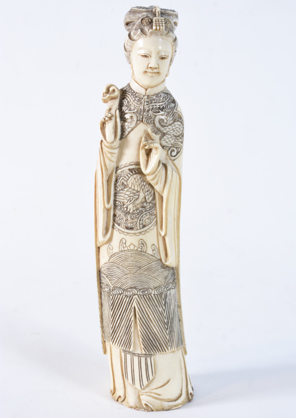 Escultura de marfim representando gueixa, assinada na base. - foto 2 de 6