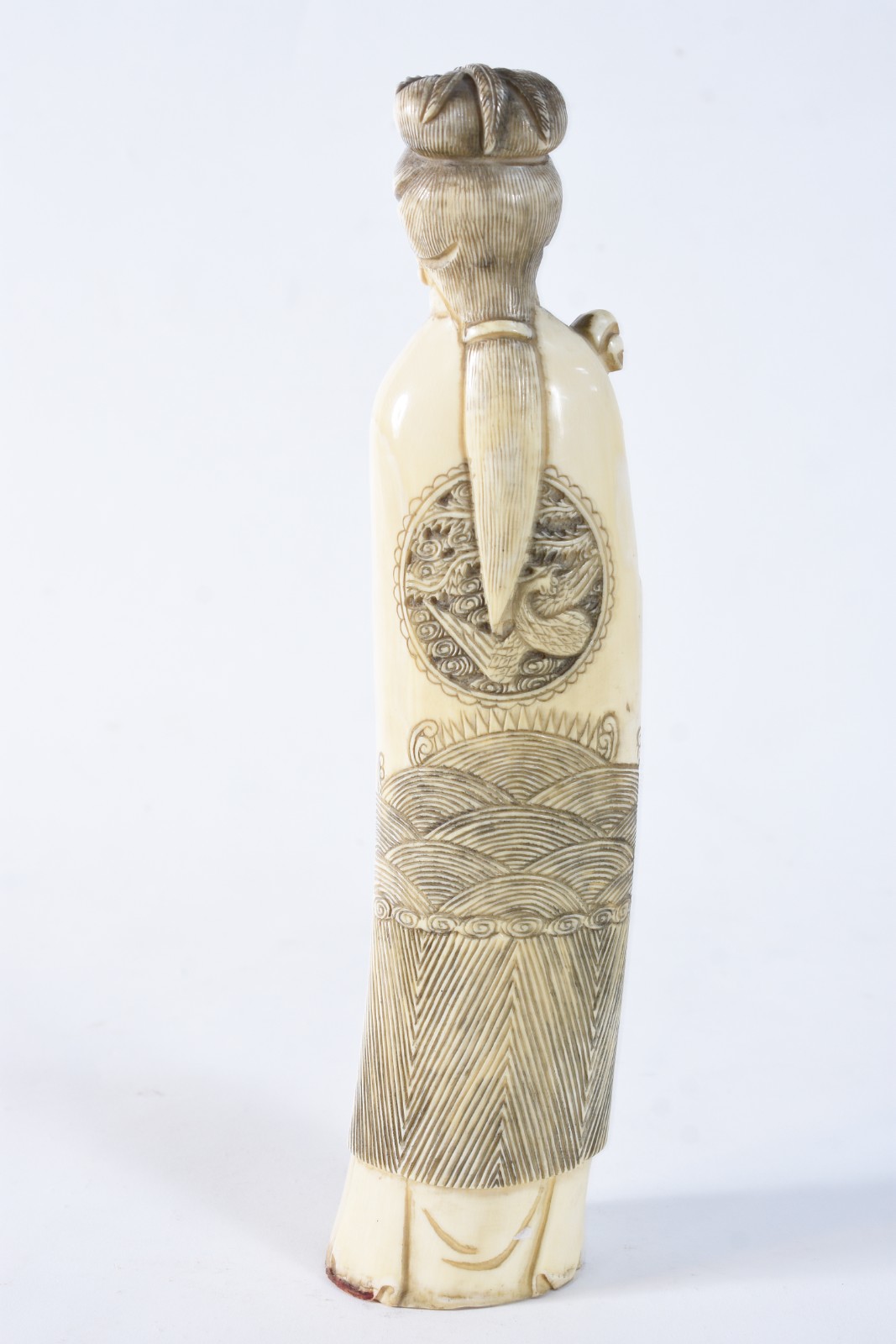 Escultura de marfim representando gueixa, assinada na base. - foto 4 de 6