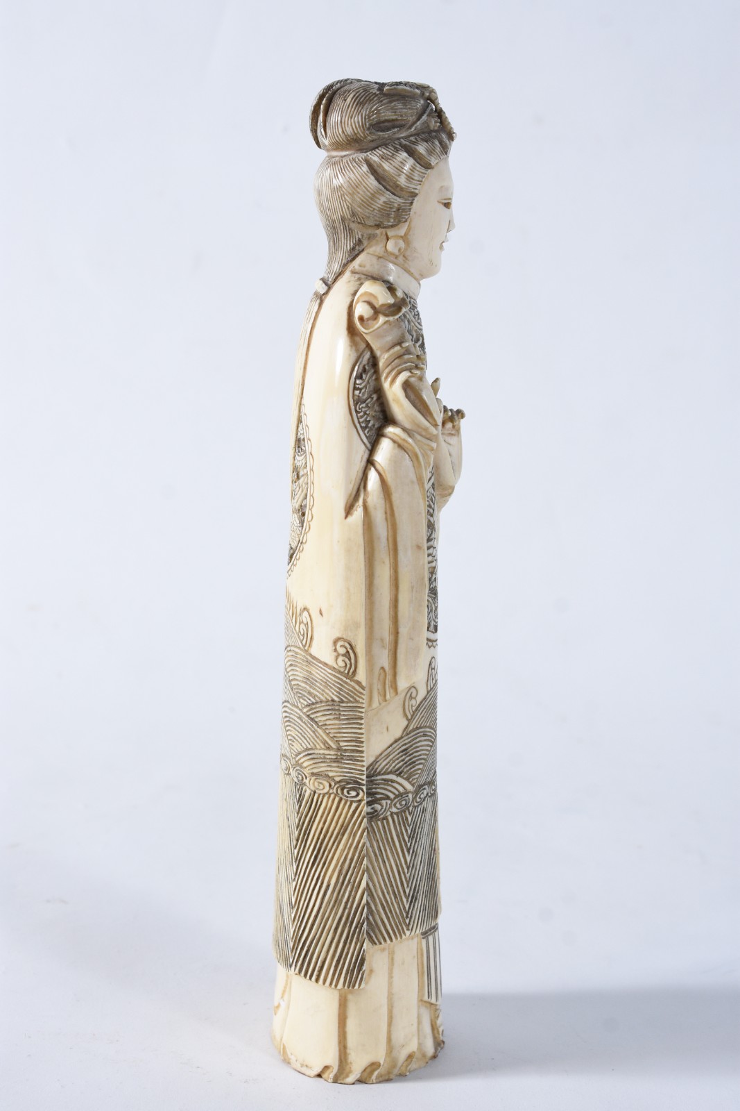 Escultura de marfim representando gueixa, assinada na base. - foto 5 de 6