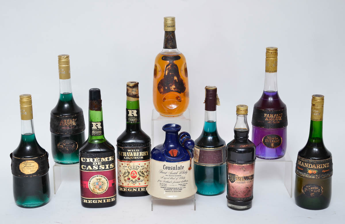 Dez garrafas de bebidas diversas.