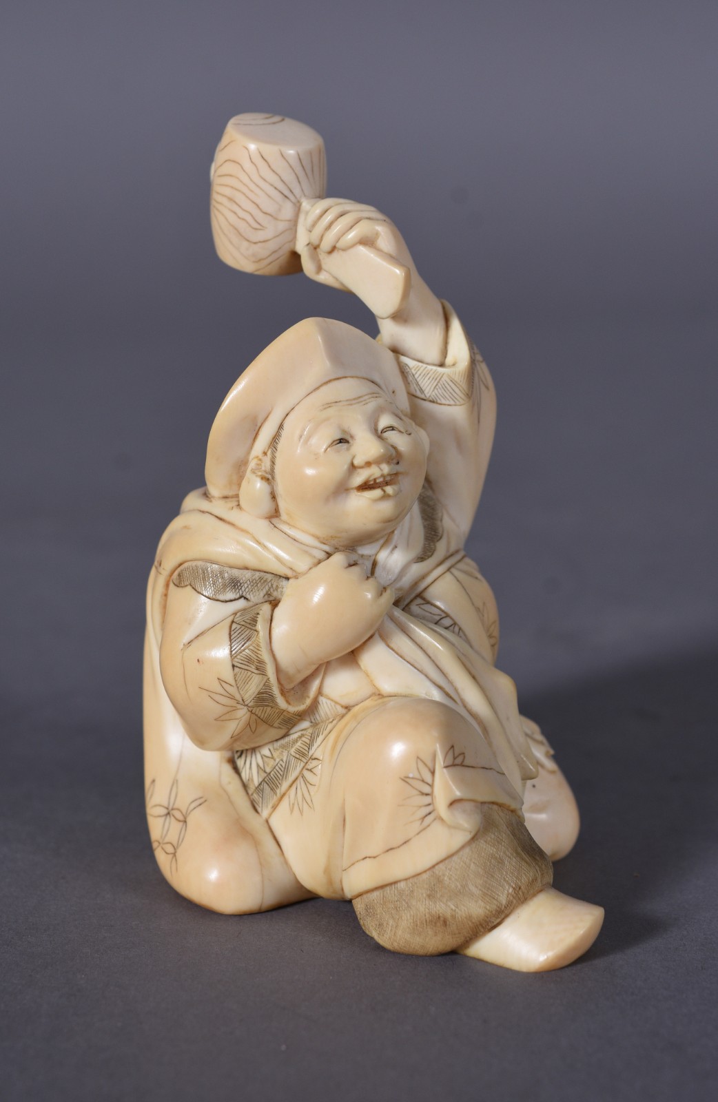 Escultura de marfim representando figura com martelo. - foto 1 de 6