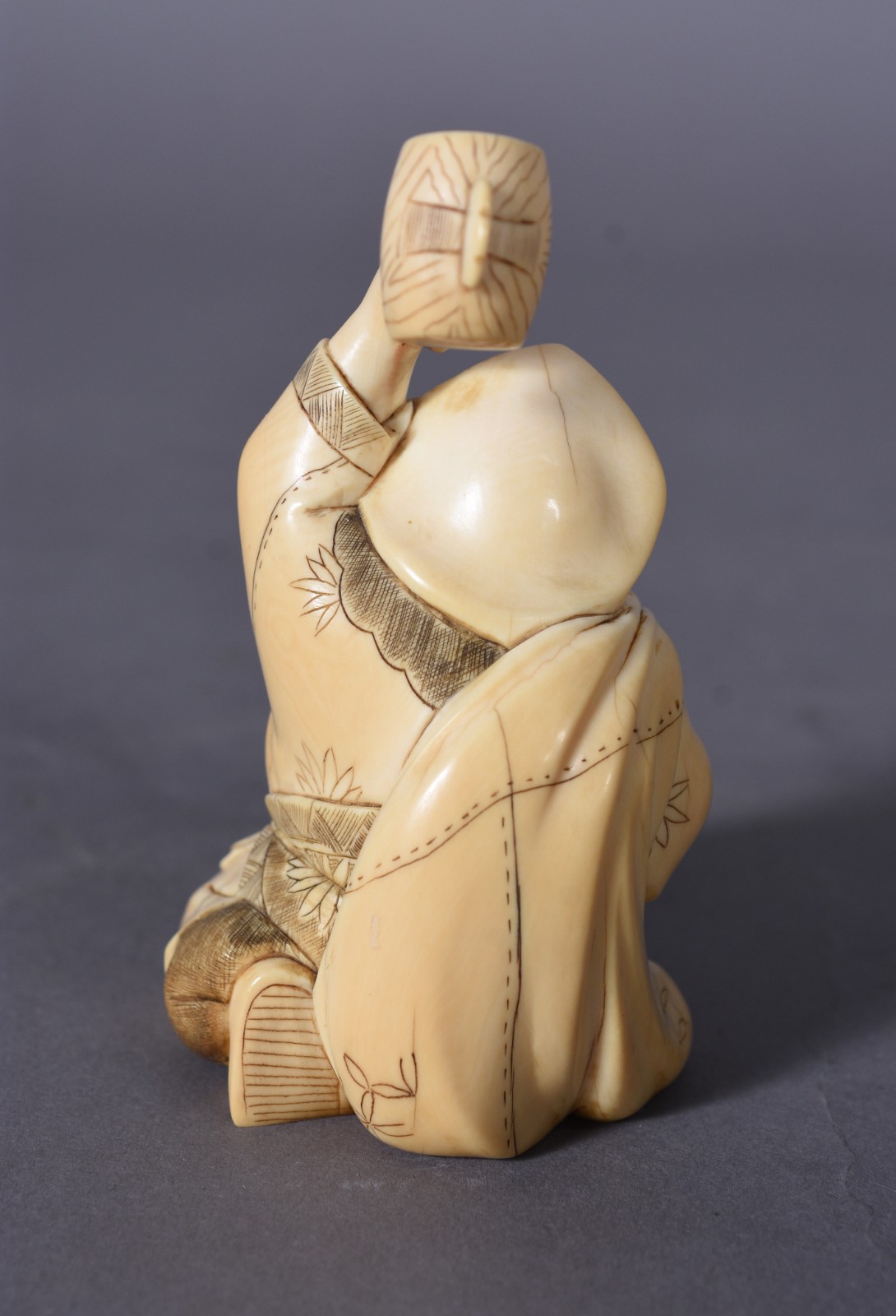 Escultura de marfim representando figura com martelo. - foto 4 de 6