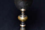 Cálice com patena de metal espessurado a prata,... - Cálice com patena de metal espessurado a prata, guirlandas cinzeladas e crucifixo na base em relevo. Alt. 21 cm.