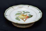 Fruteira de porcelana francesa Vieux Paris, cen... - Fruteira de porcelana francesa Vieux Paris, centro decorado com fruto em policromia, borda com monograma dourado, diam.23 cm.