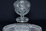 Duas peças de cristal lapidado, sendo bombonier... - Duas peças de cristal lapidado, sendo bomboniere (alt. 30 cm.) e porta petiscos.