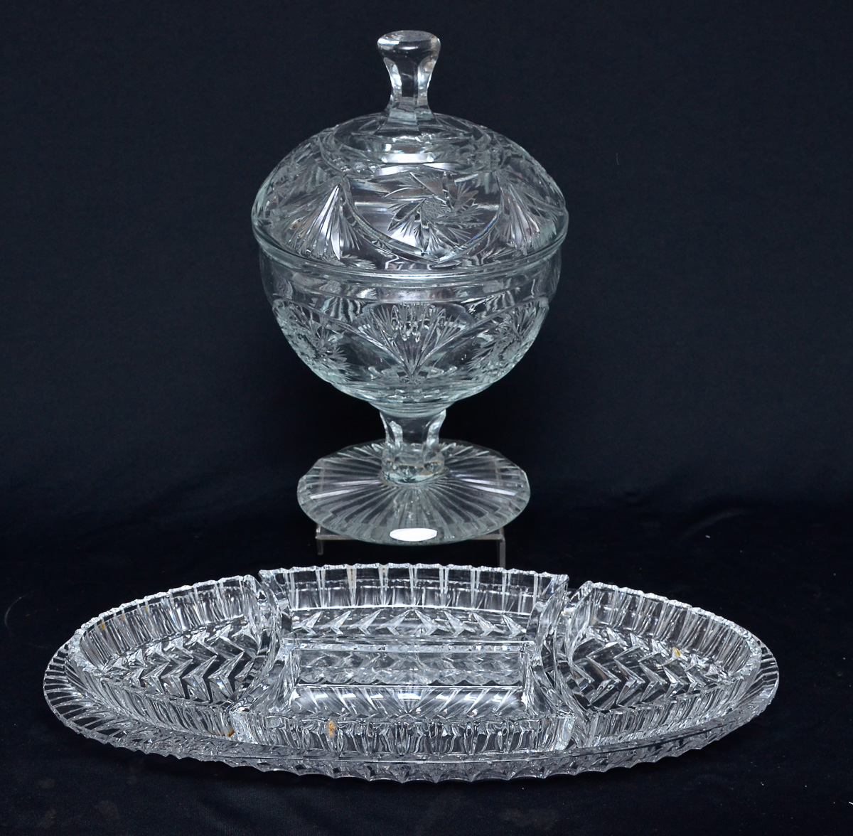 Duas peças de cristal lapidado, sendo bomboniere (alt. 30 cm.) e...
