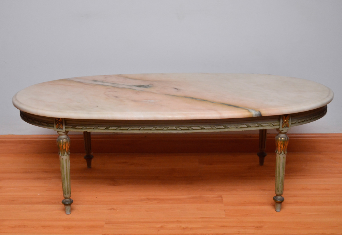 Mesa de centro de madeira nobre feitio oval com tampo de mármore...