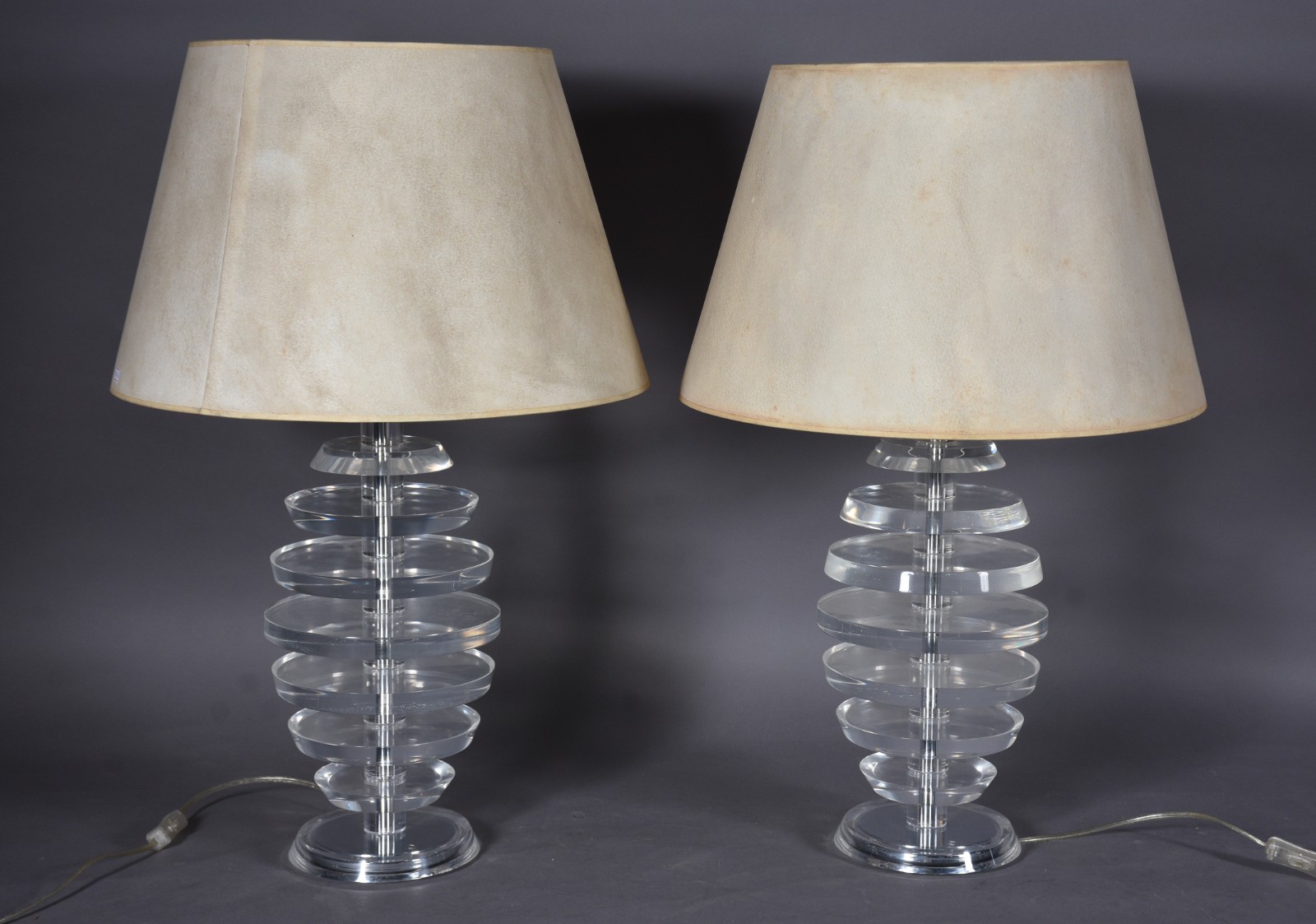 Par de abatjoures com bases na forma de "discos" de acrílico... - foto 1 de 6