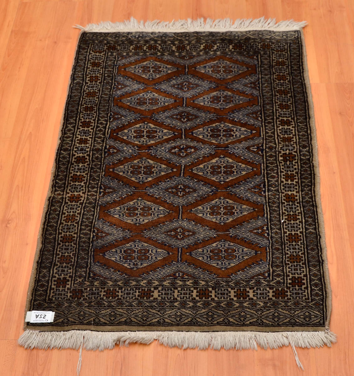 Tapete paquistan. Med. 1,02 x 0,62 m.