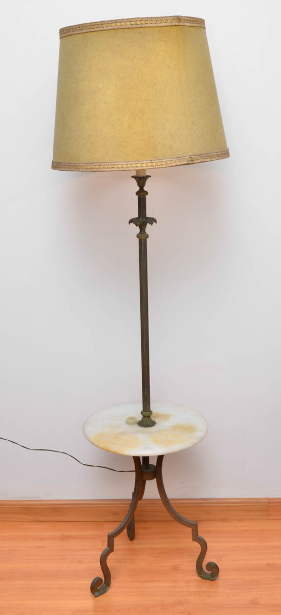 Abatjour de pé de metal dourado com tampo de mesa de mármore...