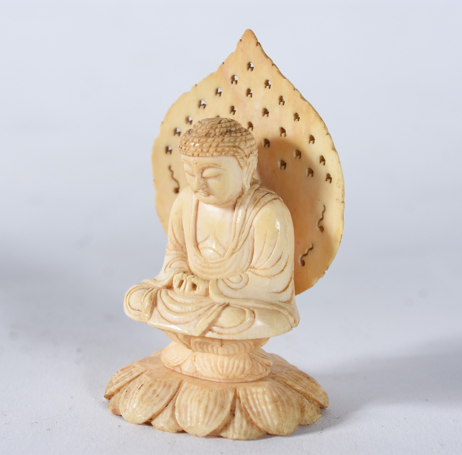Pequena escultura de marfim representando buda. - foto 1 de 7
