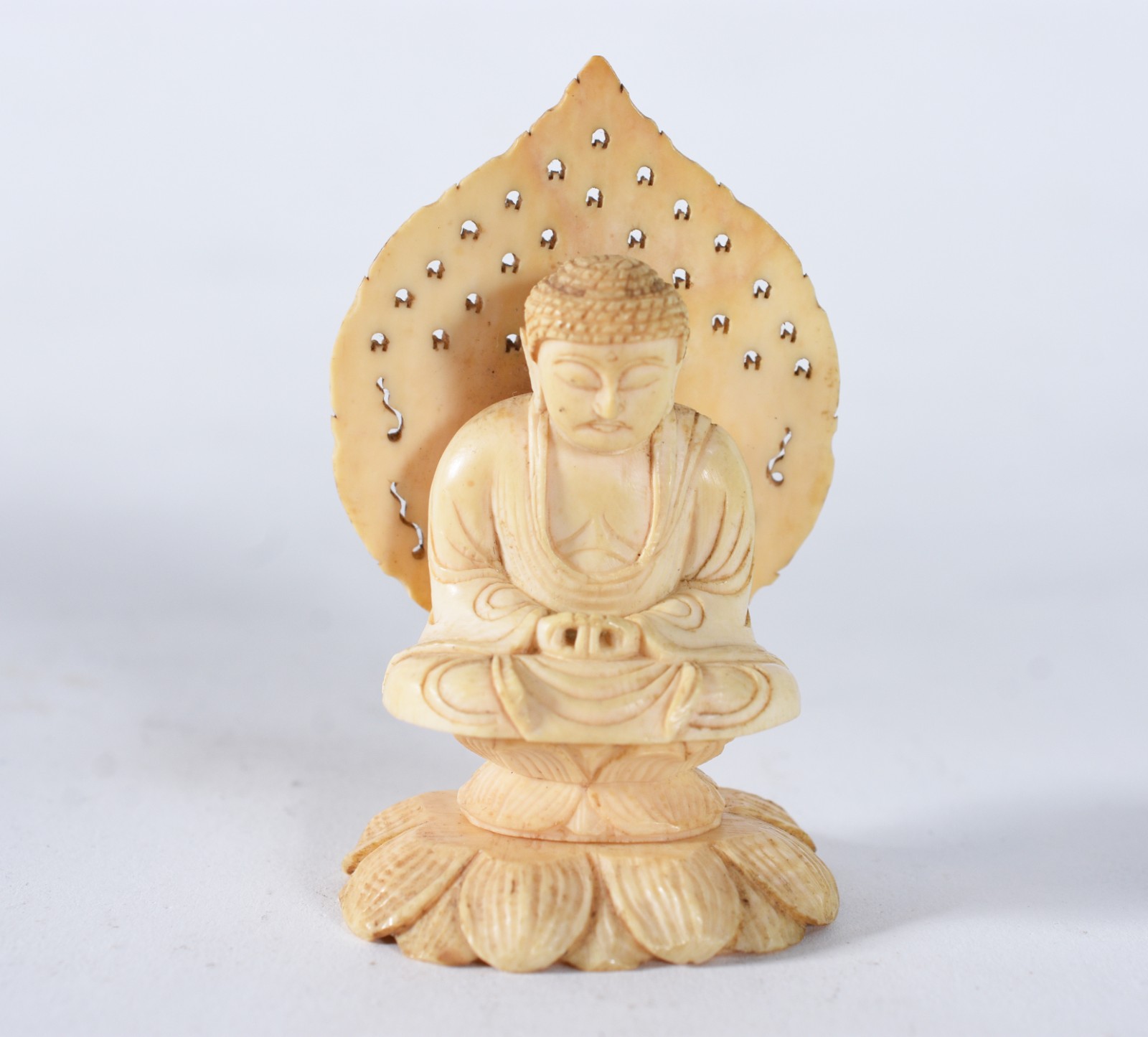 Pequena escultura de marfim representando buda. - foto 2 de 7
