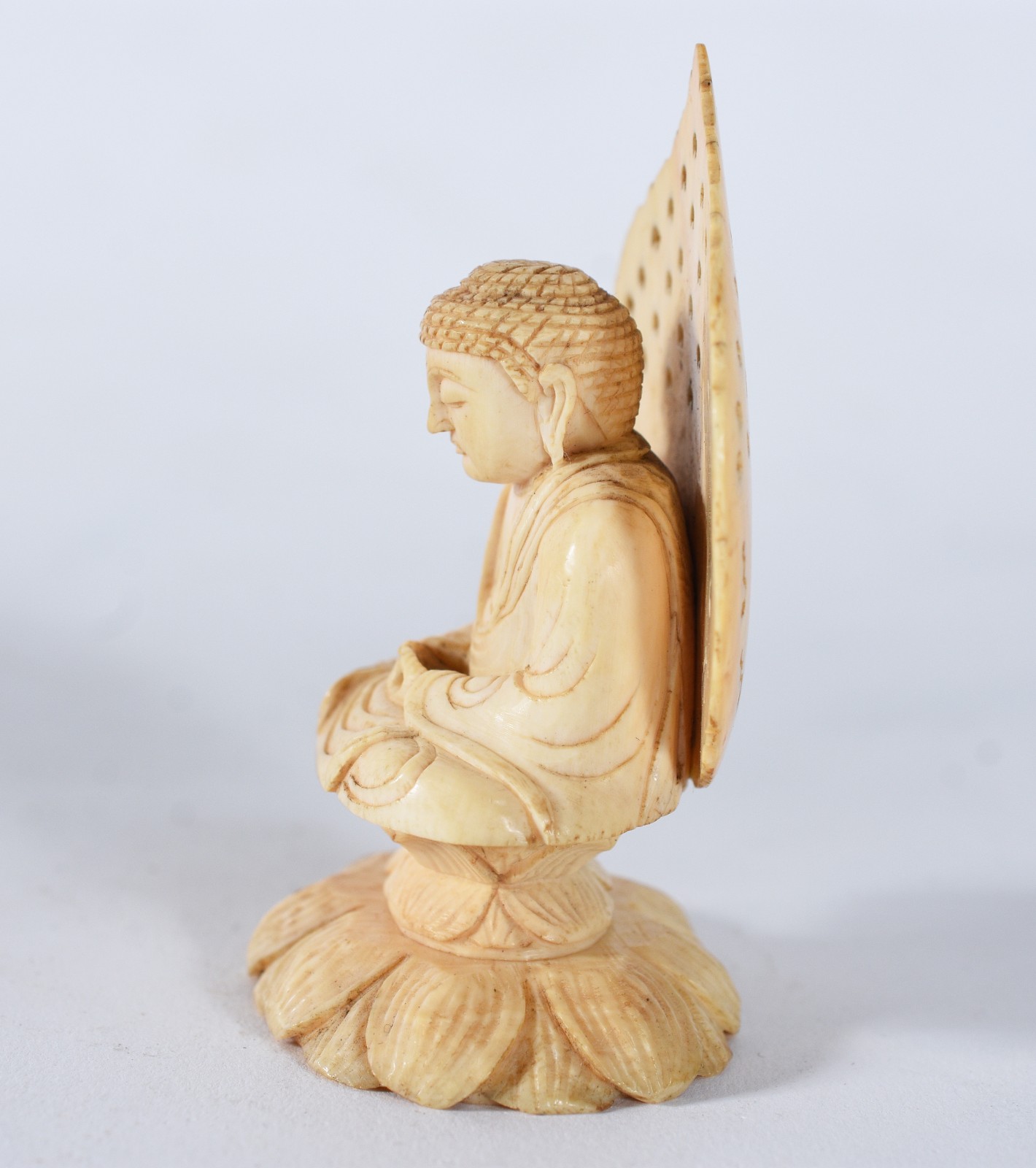 Pequena escultura de marfim representando buda. - foto 3 de 7