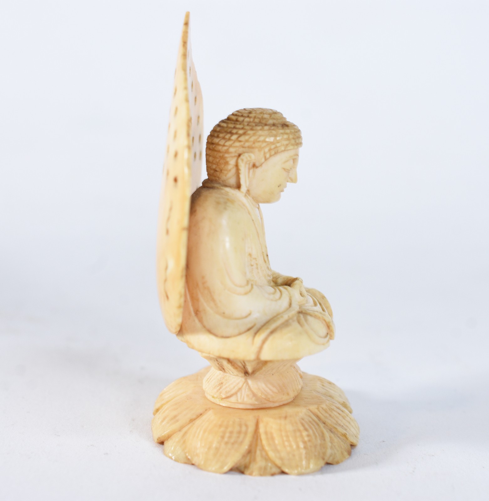 Pequena escultura de marfim representando buda. - foto 4 de 7