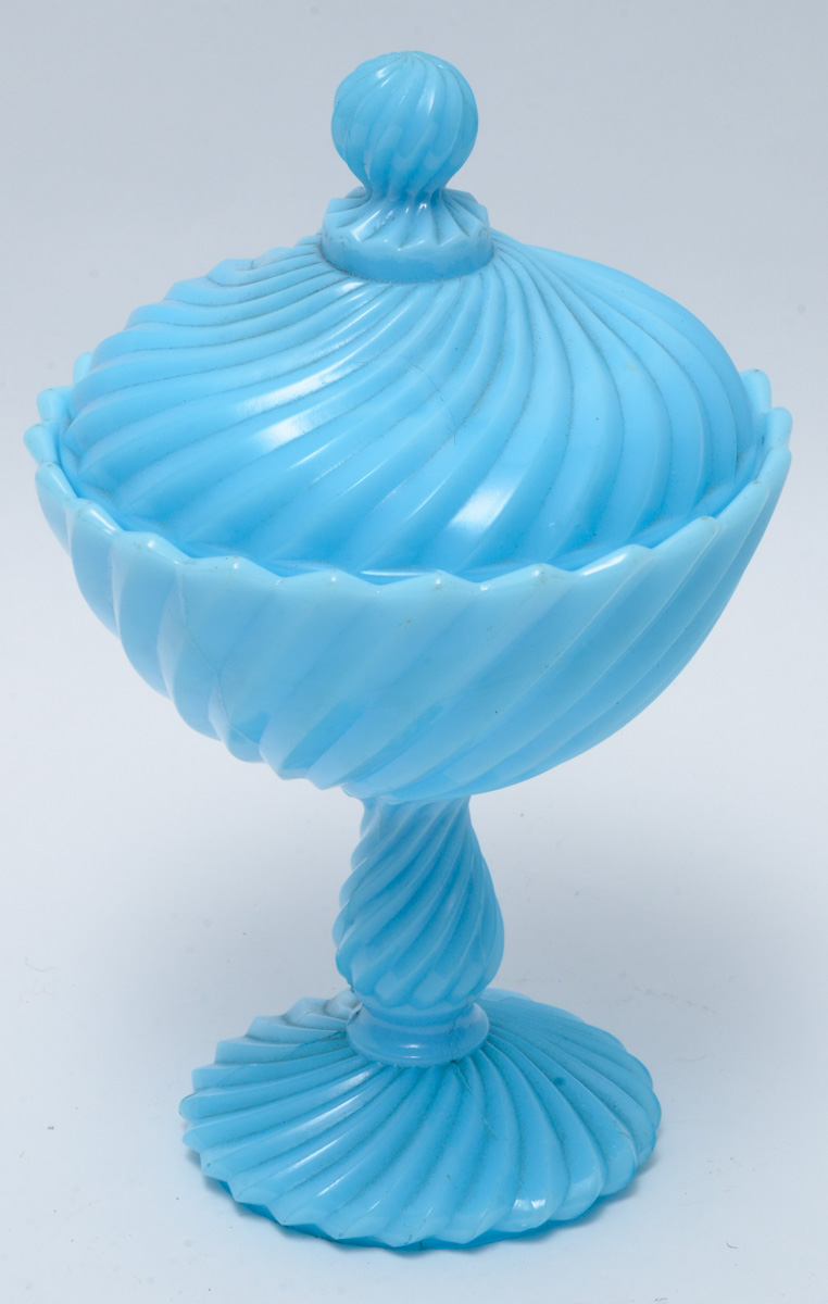 Compoteira de opalina na cor azul, gomos retorcidos. Alt.26 cm.