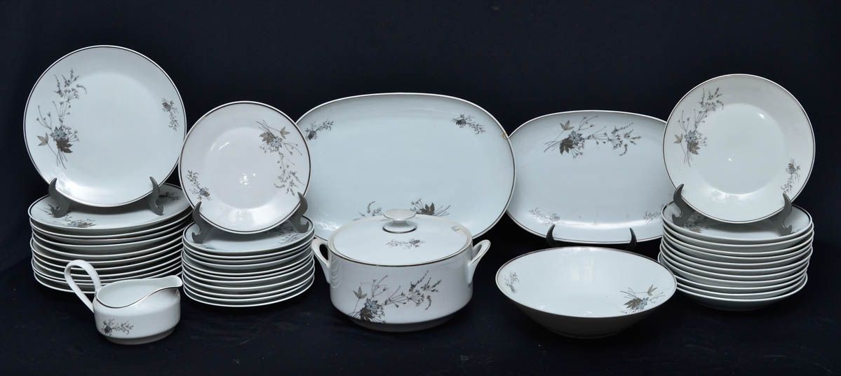 Serviço de jantar de porcelana Real c/ ramos florais, comp.de 12...