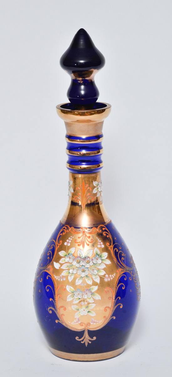 Garrafa de cristal tcheco na cor azul com dourado. Alt. 51 cm.