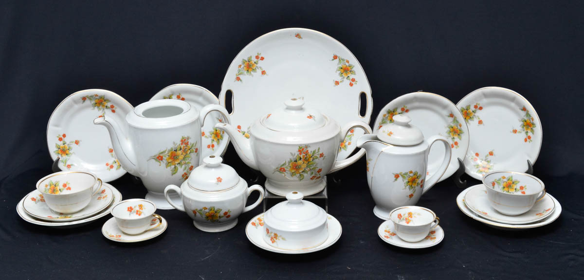 Serviço de chá e café de porcelana Mauá com flores em policromia...