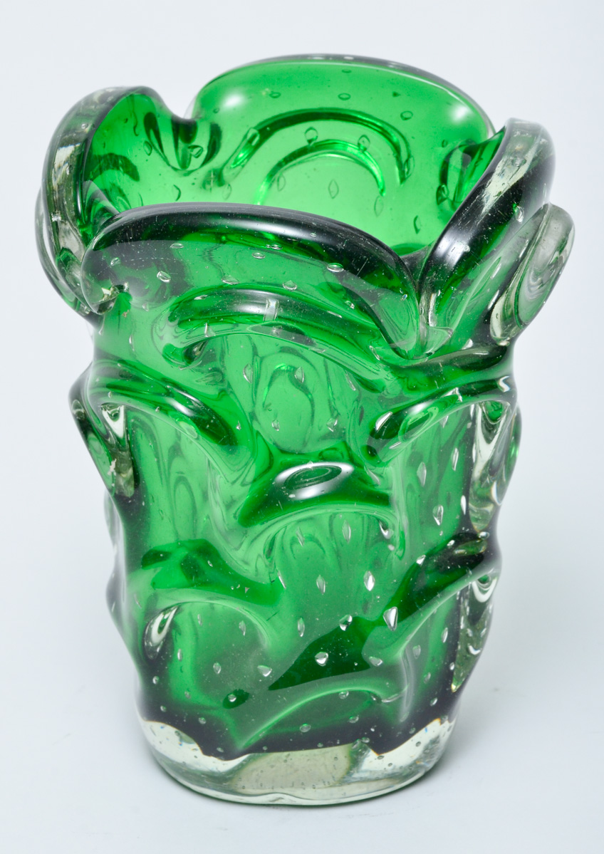 Vaso de murano com bolhas na cor verde. Alt. 19 cm.