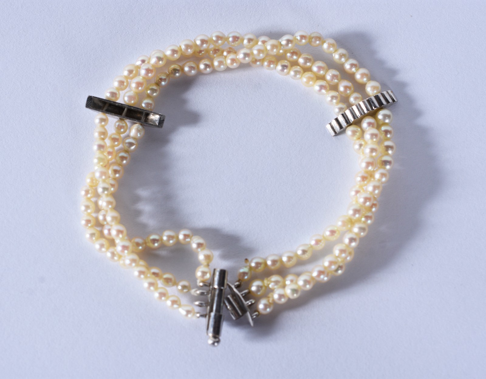 Pulseira de mini perolas cultivadas com travessões e fecho de ouro... - foto 1 de 4