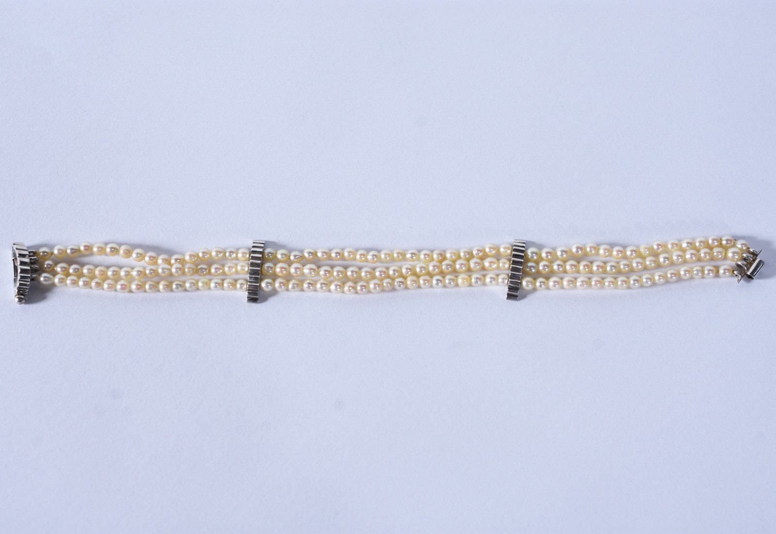 Pulseira de mini perolas cultivadas com travessões e fecho de ouro... - foto 2 de 4