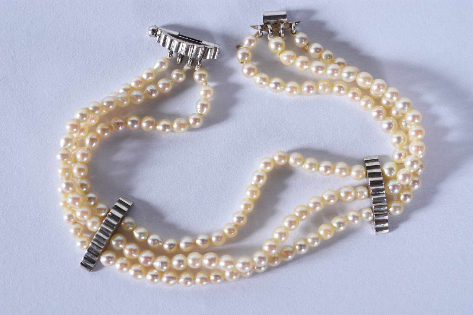 Pulseira de mini perolas cultivadas com travessões e fecho de ouro... - foto 3 de 4
