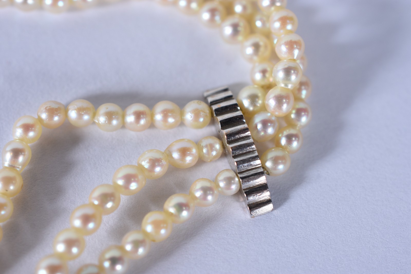 Pulseira de mini perolas cultivadas com travessões e fecho de ouro... - foto 4 de 4